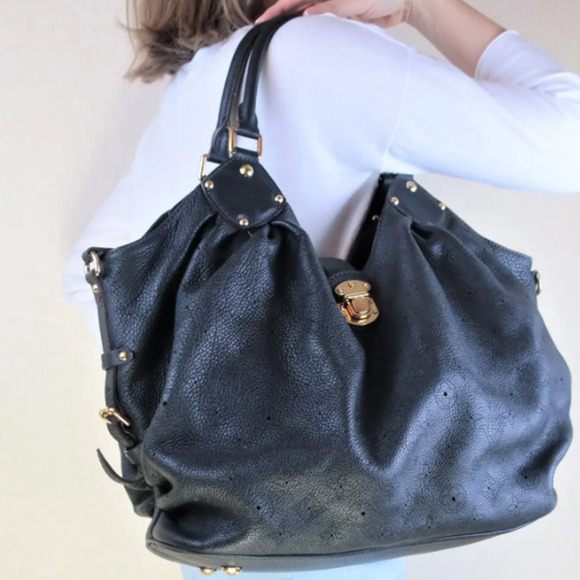 Louis Vuitton Handbags - 💎✨AUTHENTIC✨💎 Louis Vuitton Monogram Mahina L Shoulder Bag Gris